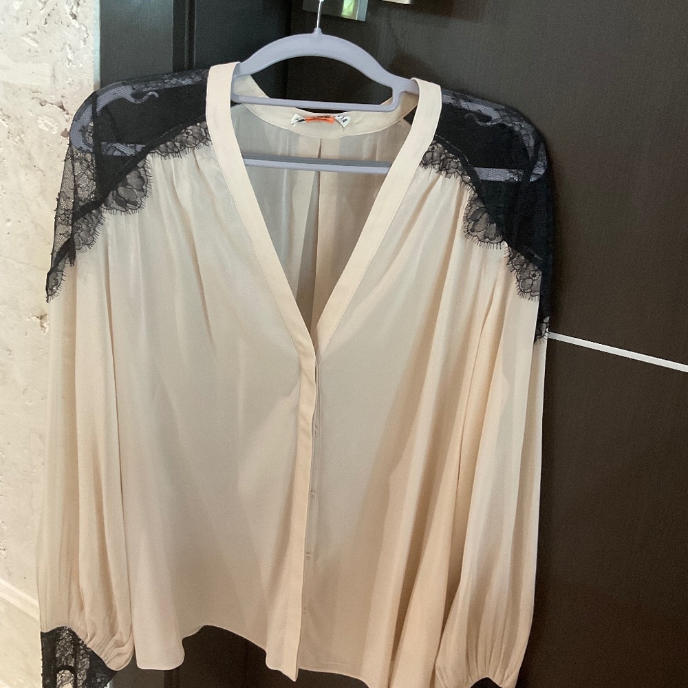 Alice and Olivia Sofia Lace Shoulder Blouse in Nude Size Large